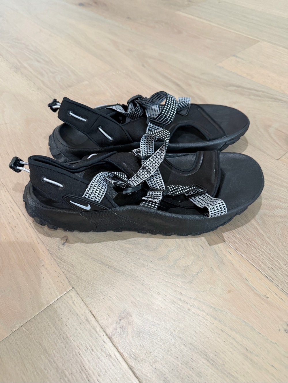 Nike Oneonta Sandal in Black/Pure Platinum